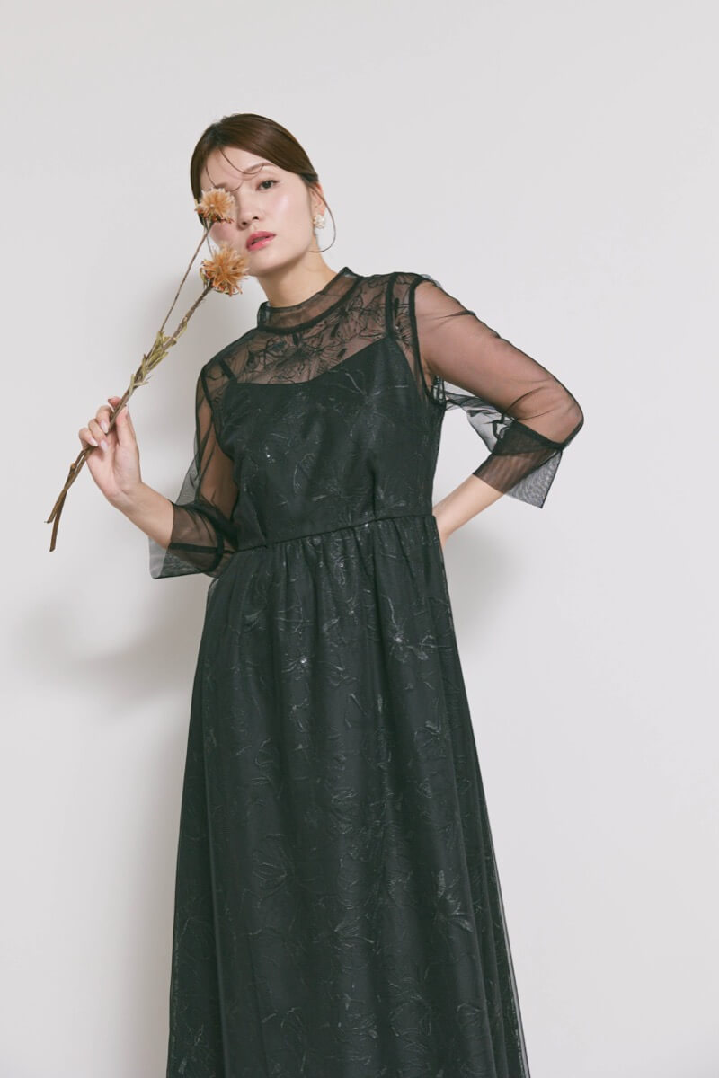 ブラックのレースミックスチュールドレス