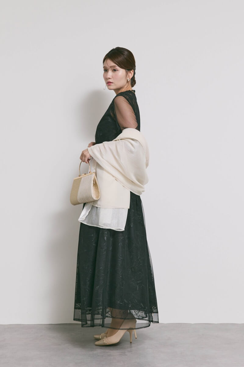 ブラックのレースミックスチュールドレス