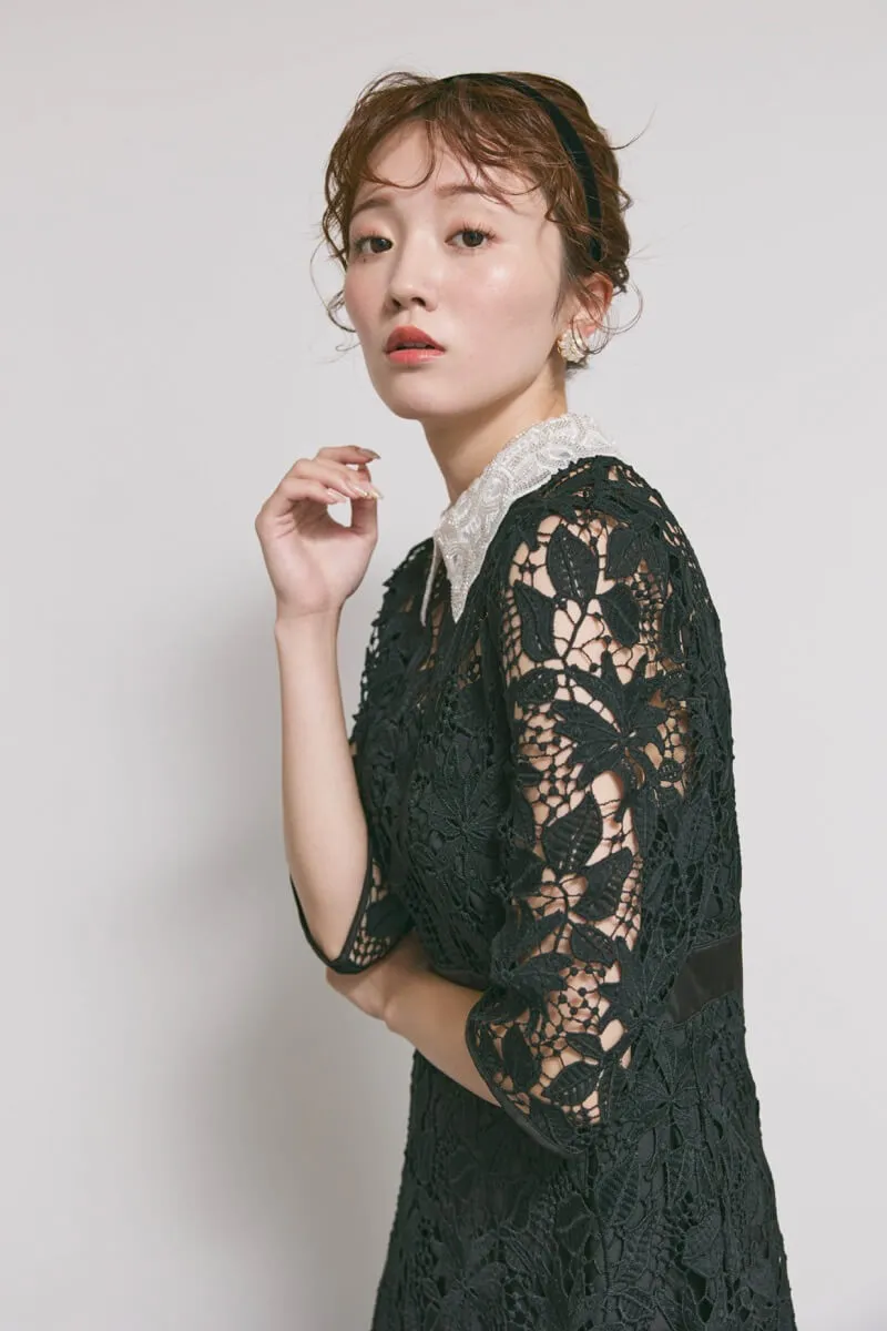 ブラックのビジューカラーレースドレス