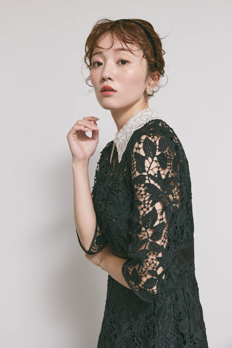 ブラックのビジューカラーレースドレス