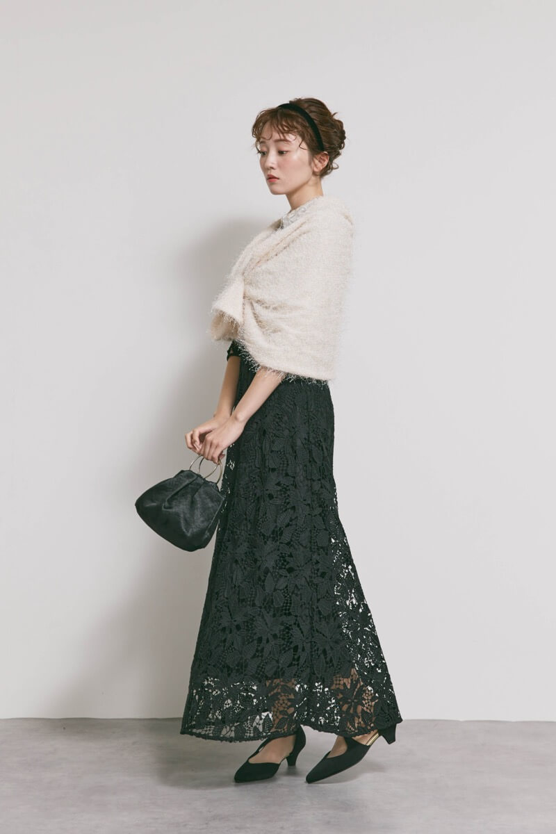 ブラックのビジューカラーレースドレス