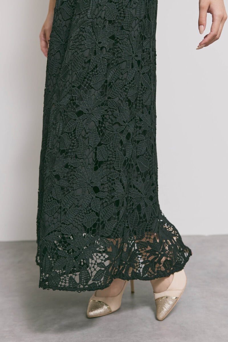 ブラックのビジューカラーレースドレス