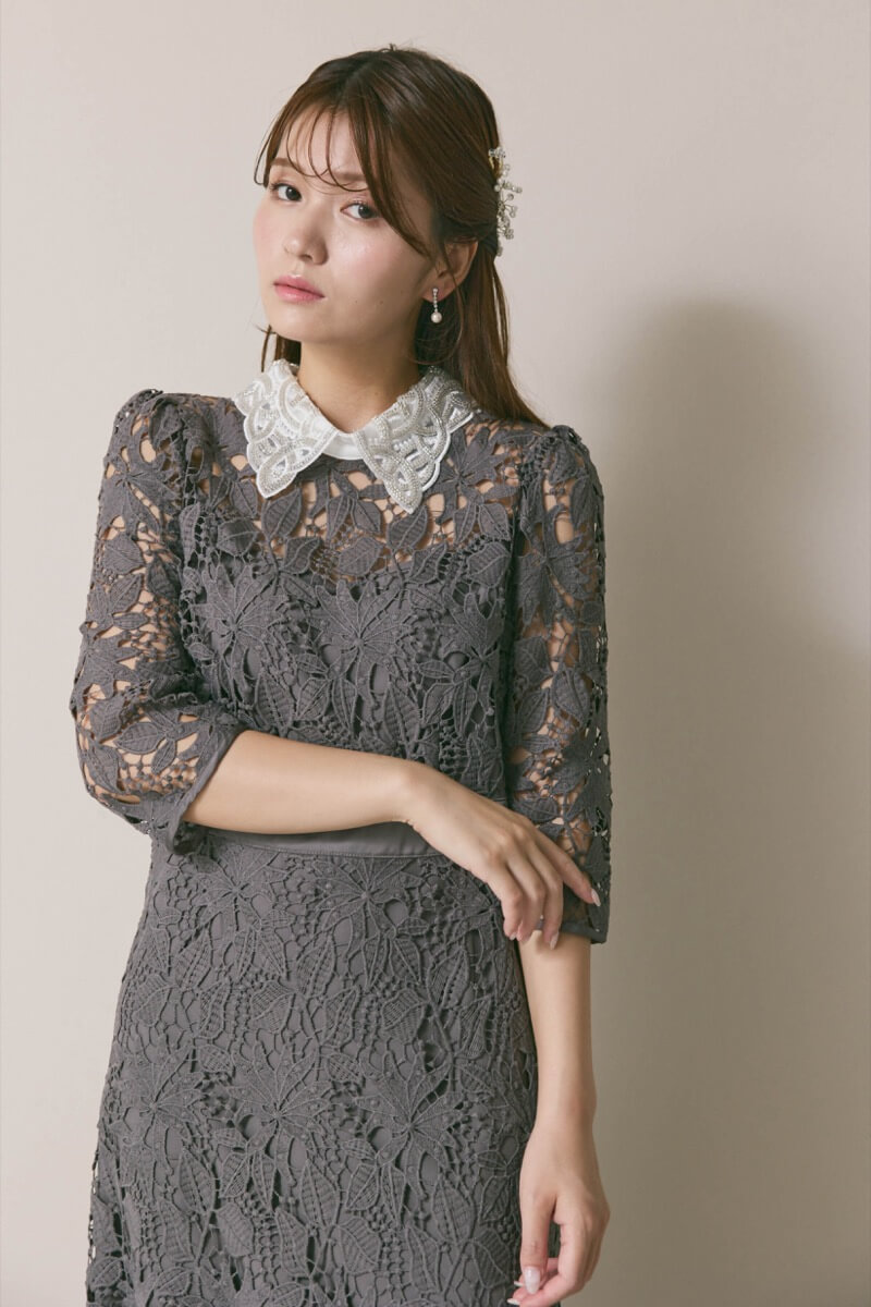 グレーのビジューカラーレースドレス