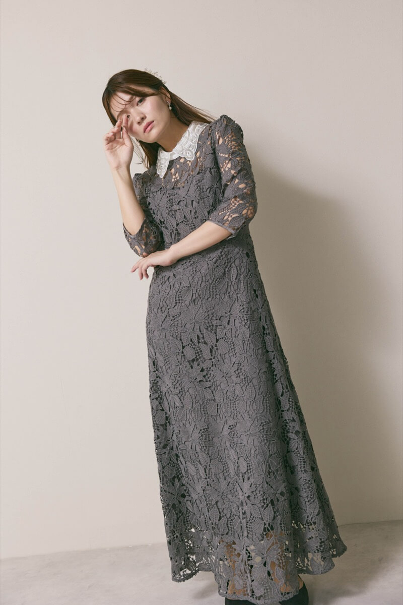 グレーのビジューカラーレースドレス