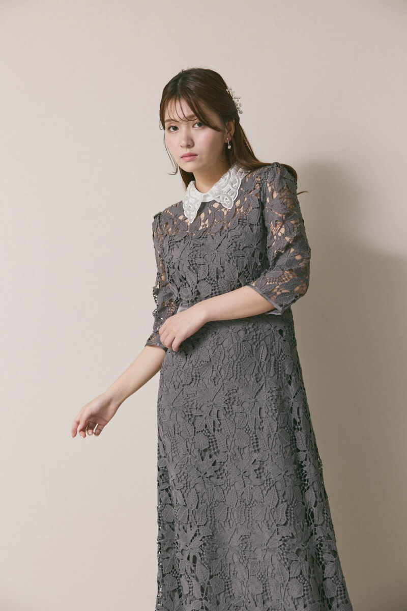 グレーのビジューカラーレースドレス