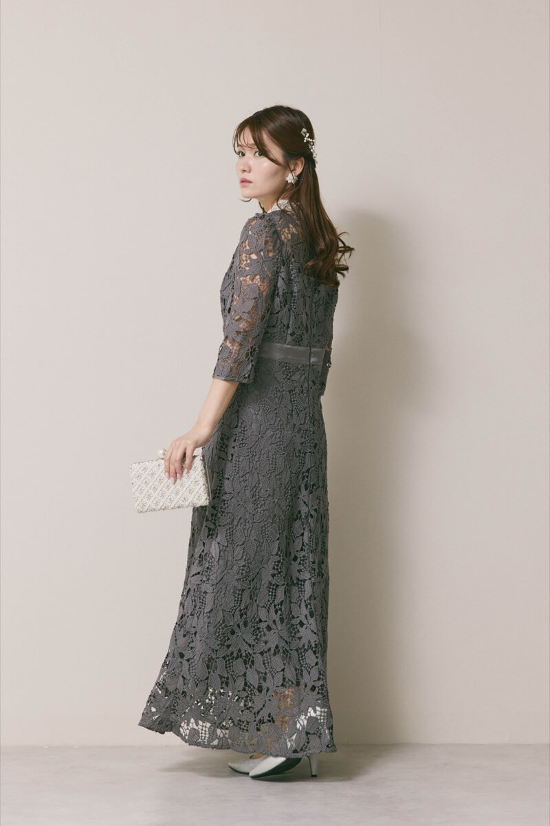 グレーのビジューカラーレースドレス