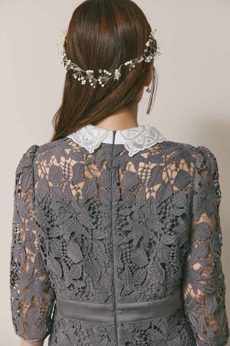 グレーのビジューカラーレースドレス
