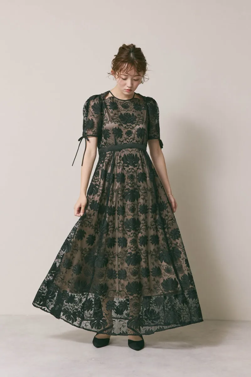 ブラックのカットワークサテンエンブロイダリードレス /LILY BROWN