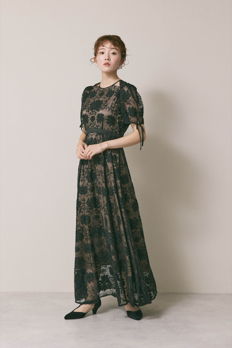 ブラックのカットワークサテンエンブロイダリードレス