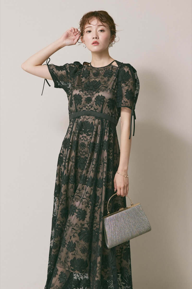 ブラックのカットワークサテンエンブロイダリードレス