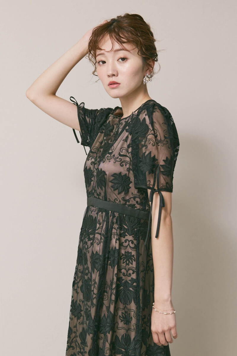 ブラックのカットワークサテンエンブロイダリードレス