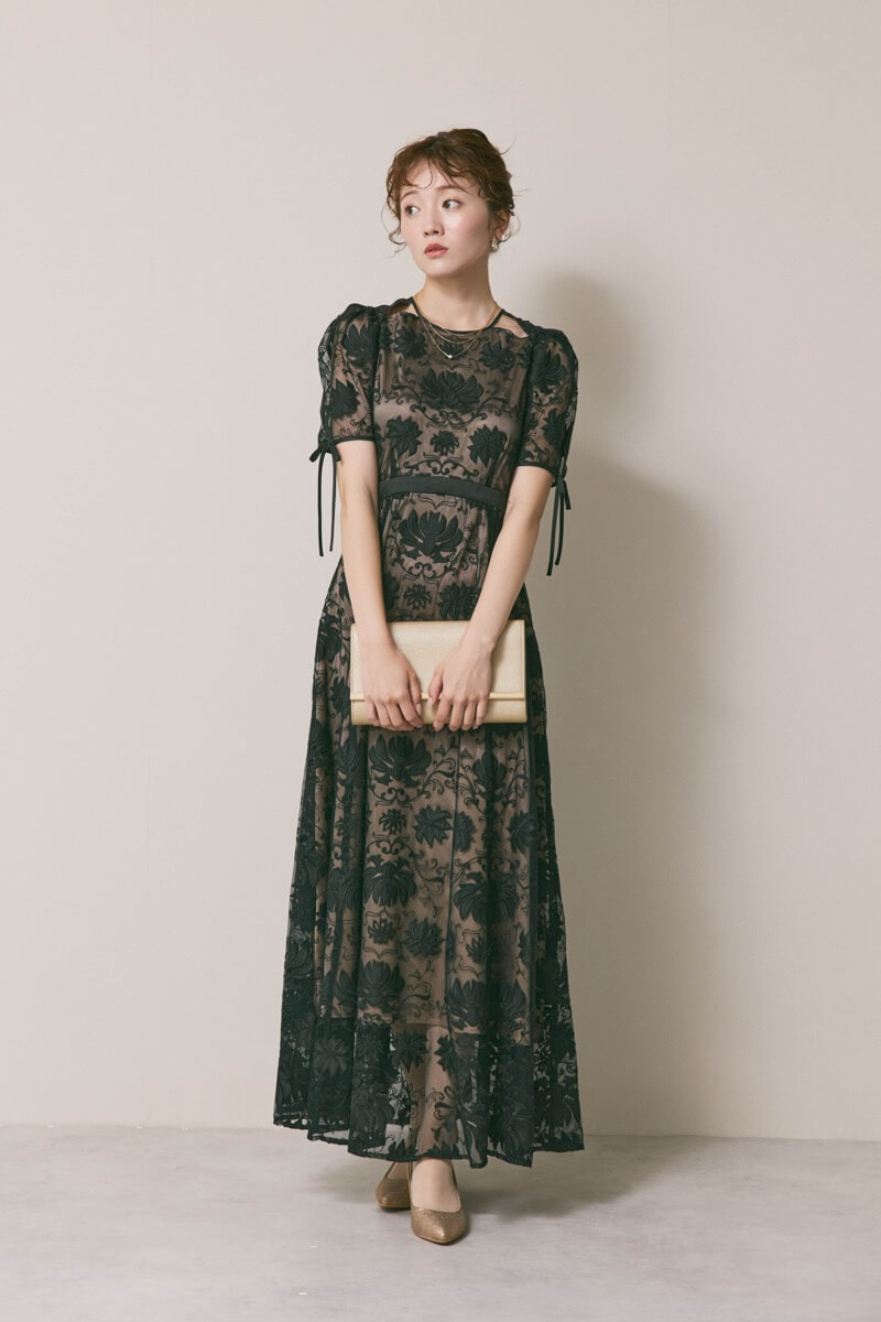 ブラックのカットワークサテンエンブロイダリードレス