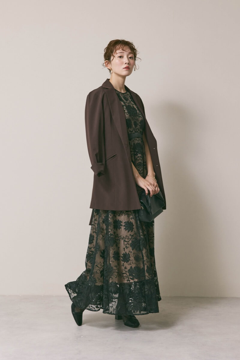 ブラックのカットワークサテンエンブロイダリードレス