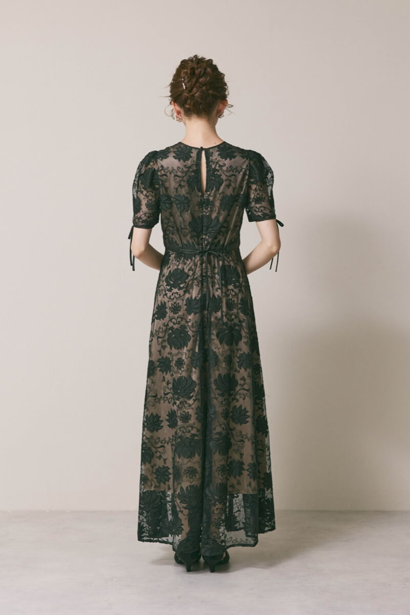 ブラックのカットワークサテンエンブロイダリードレス