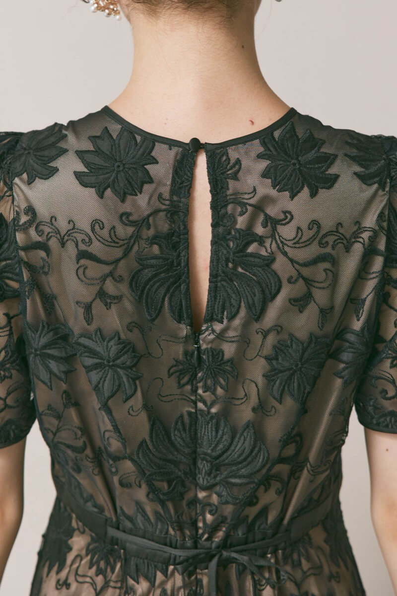 ブラックのカットワークサテンエンブロイダリードレス