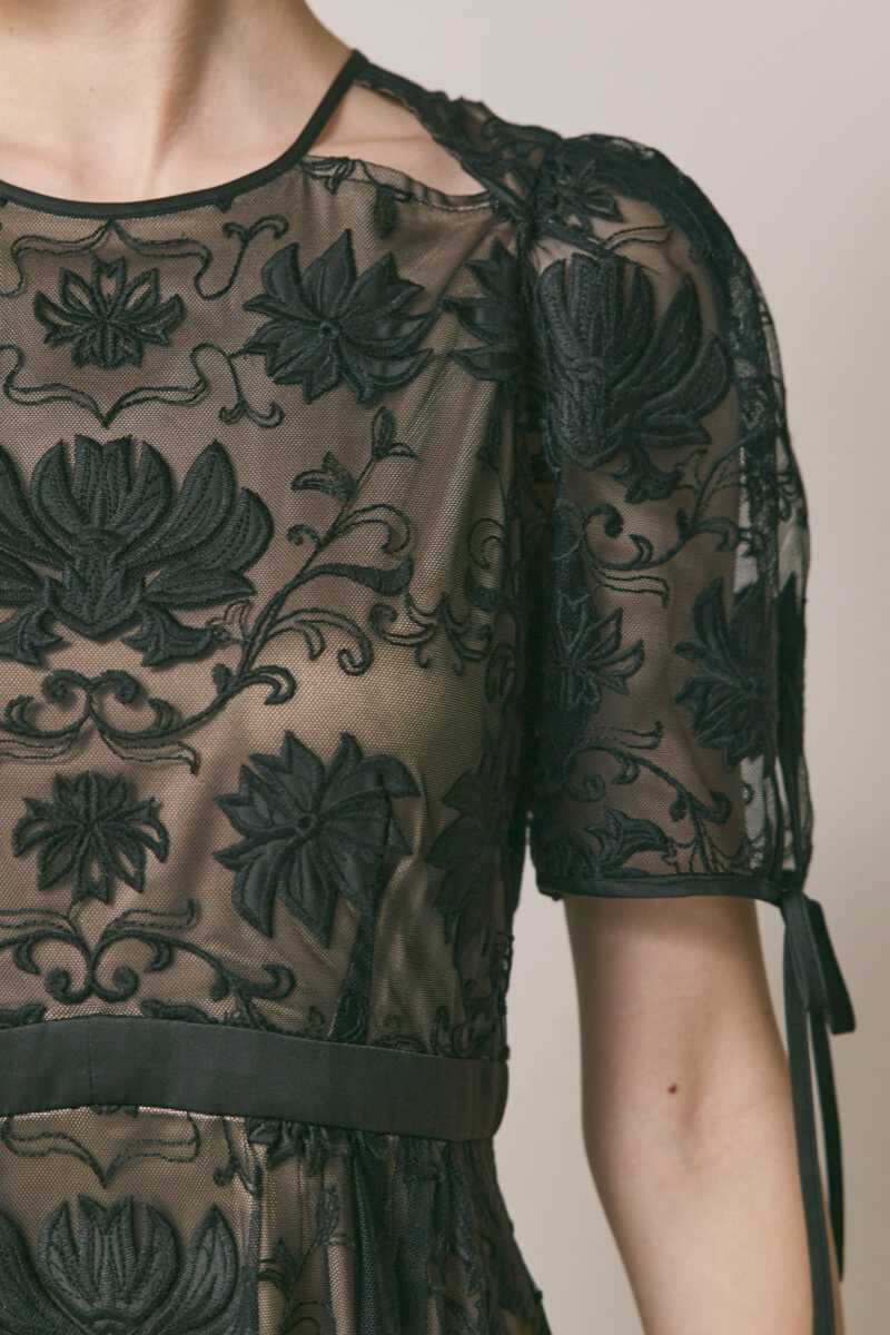 ブラックのカットワークサテンエンブロイダリードレス