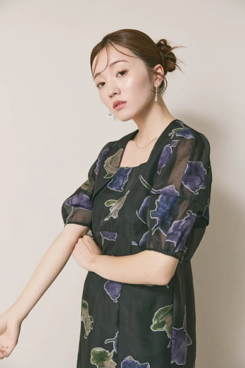 ブラックのフラワープリントオケージョンドレス