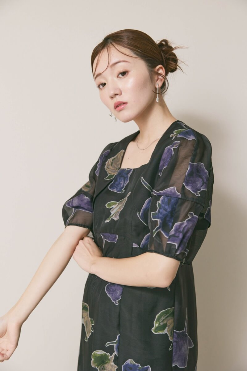 ブラックのフラワープリントオケージョンドレス