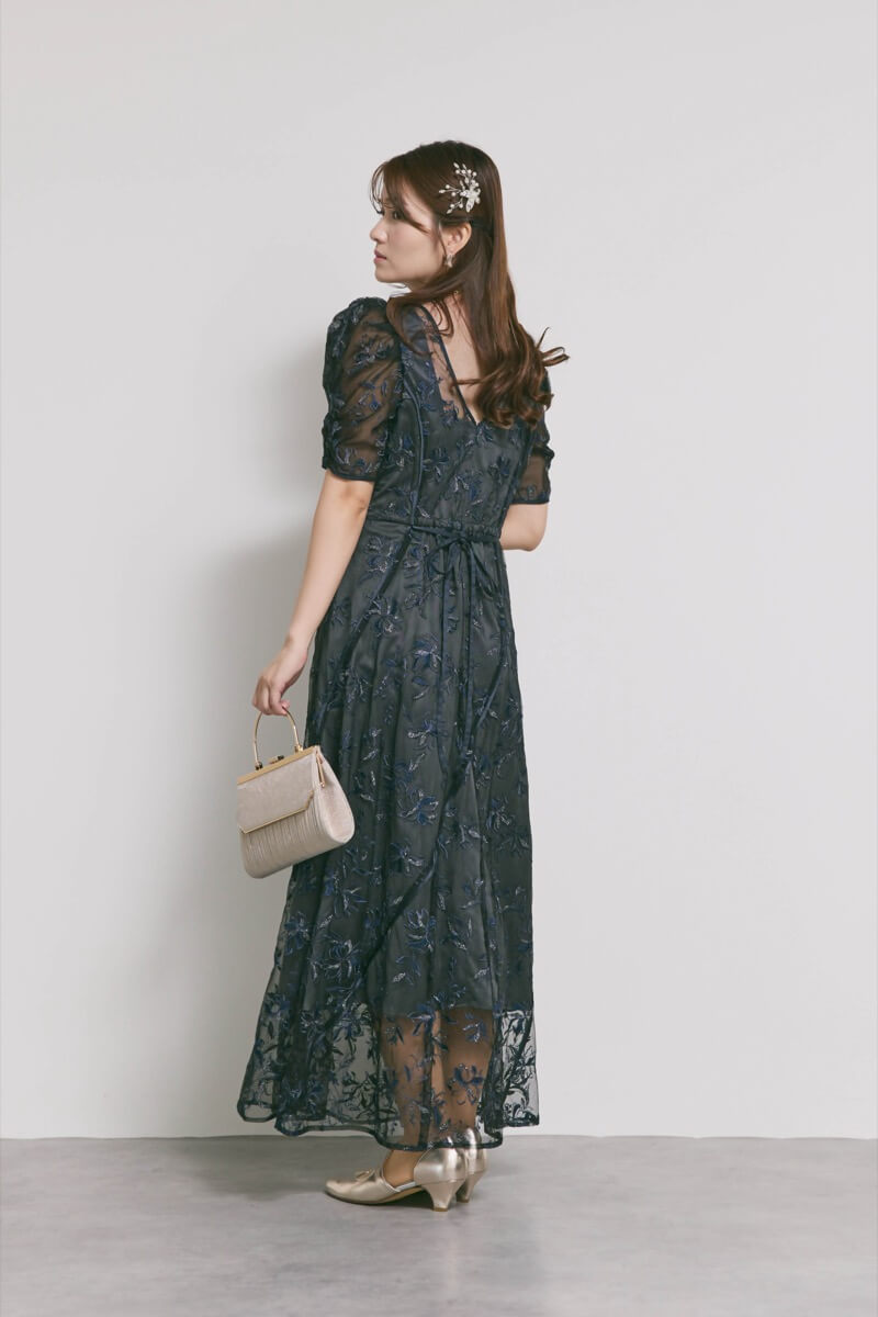 ブラックのチュールラメ刺繍ドレス