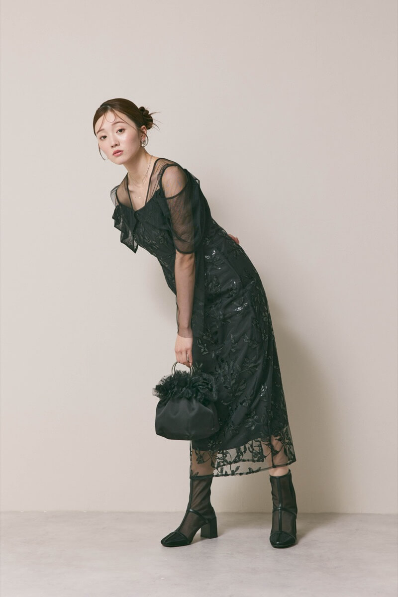 ブラックのチュールスリーブIラインドレス