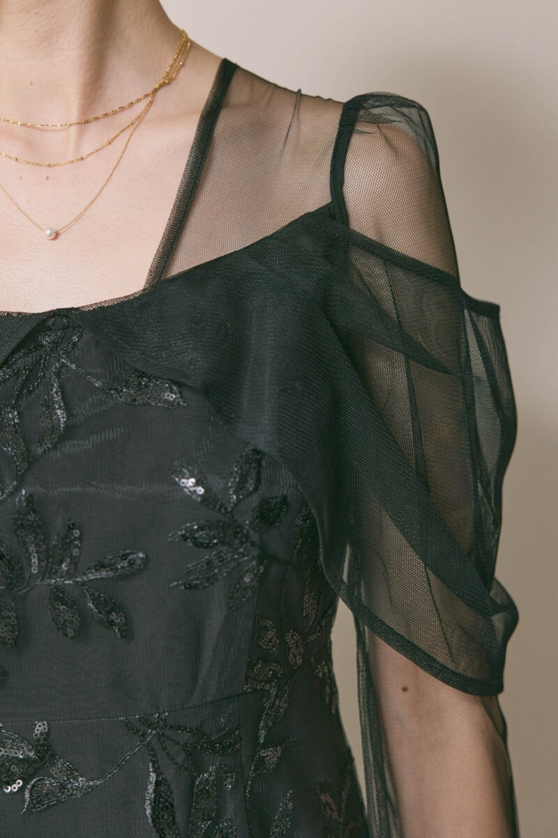 ブラックのチュールスリーブIラインドレス