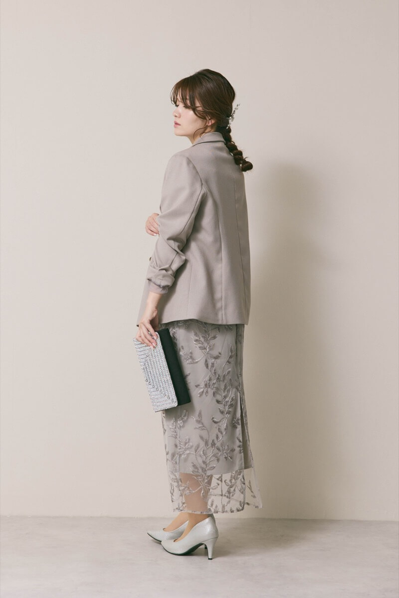 グレーのチュールスリーブIラインドレス