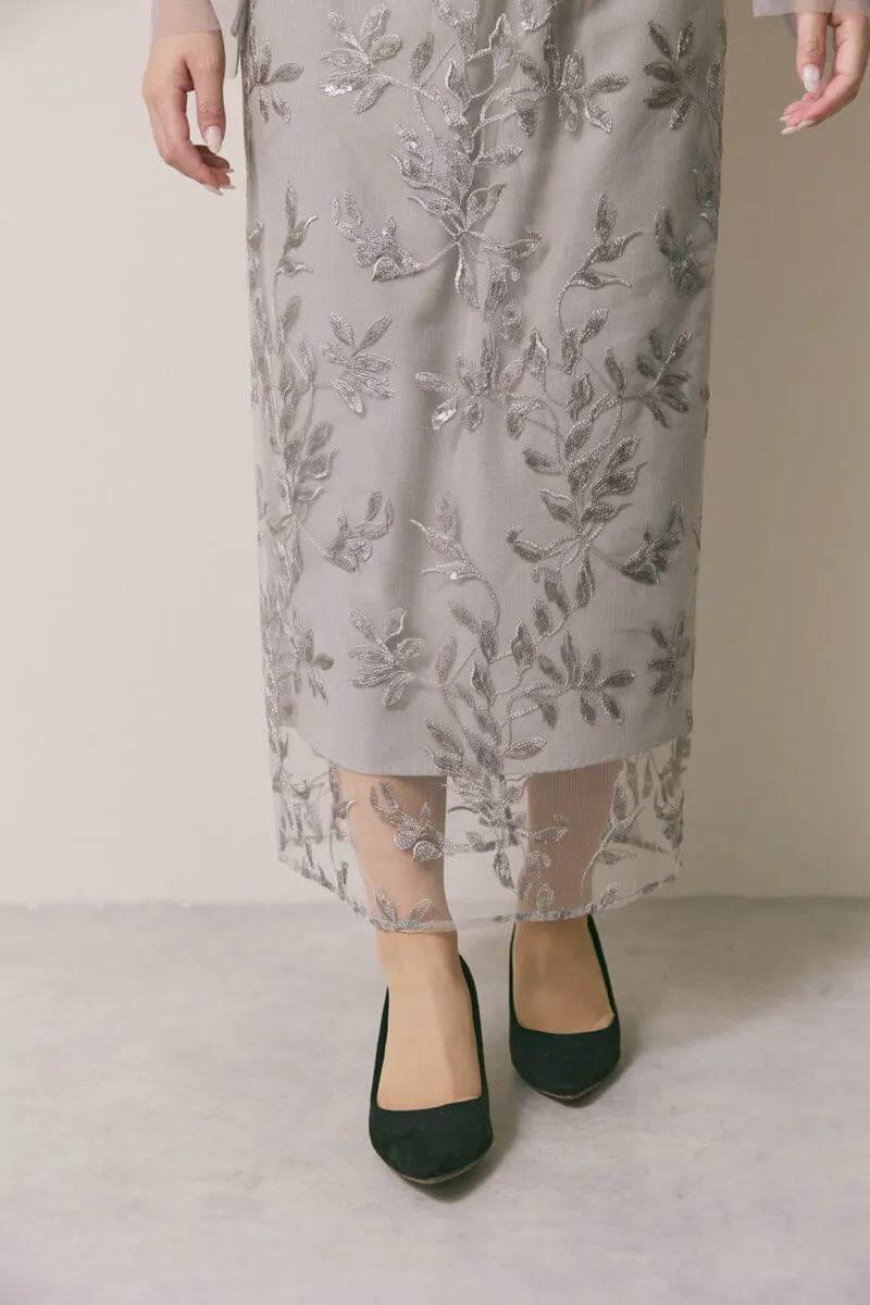 グレーのチュールスリーブIラインドレス