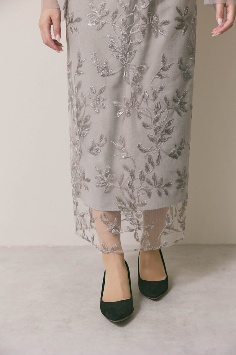 グレーのチュールスリーブIラインドレス