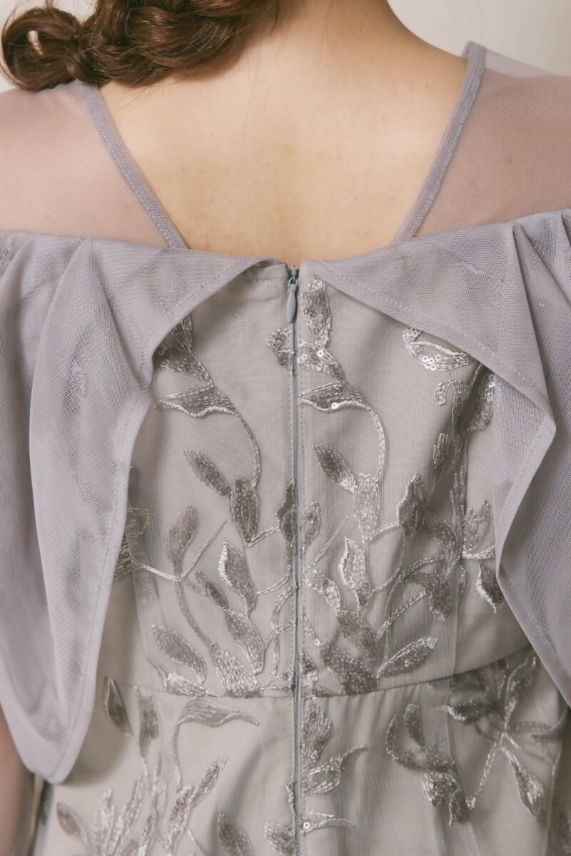 グレーのチュールスリーブIラインドレス