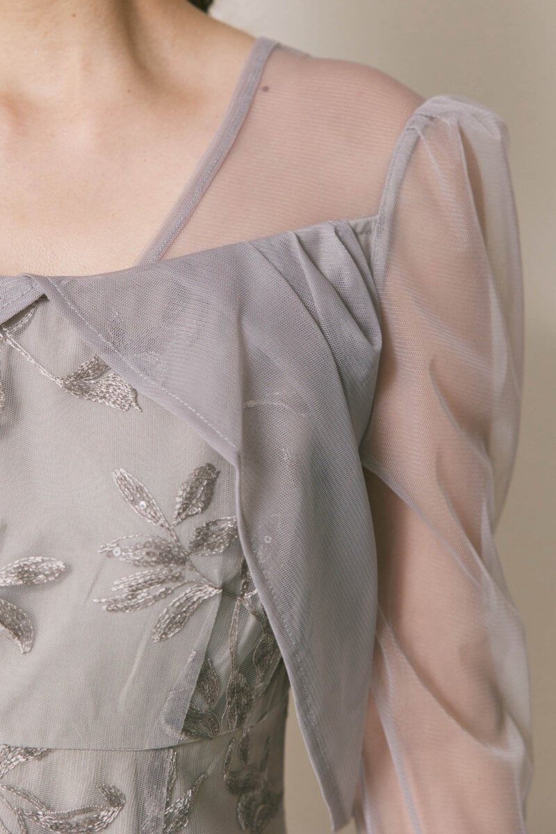 グレーのチュールスリーブIラインドレス