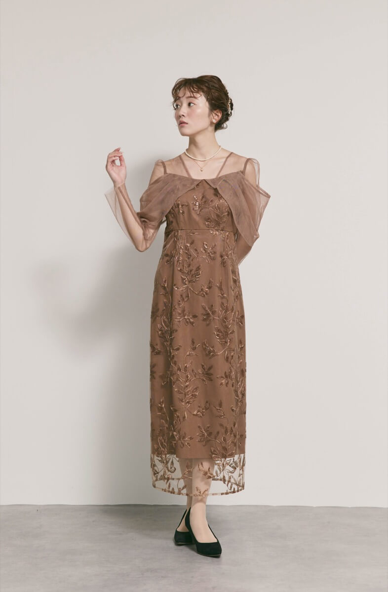 ブラウンのチュールスリーブIラインドレス