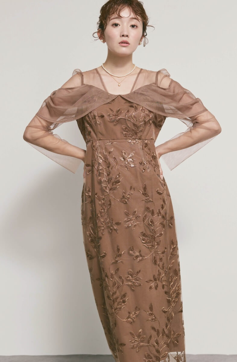 ブラウンのチュールスリーブIラインドレス