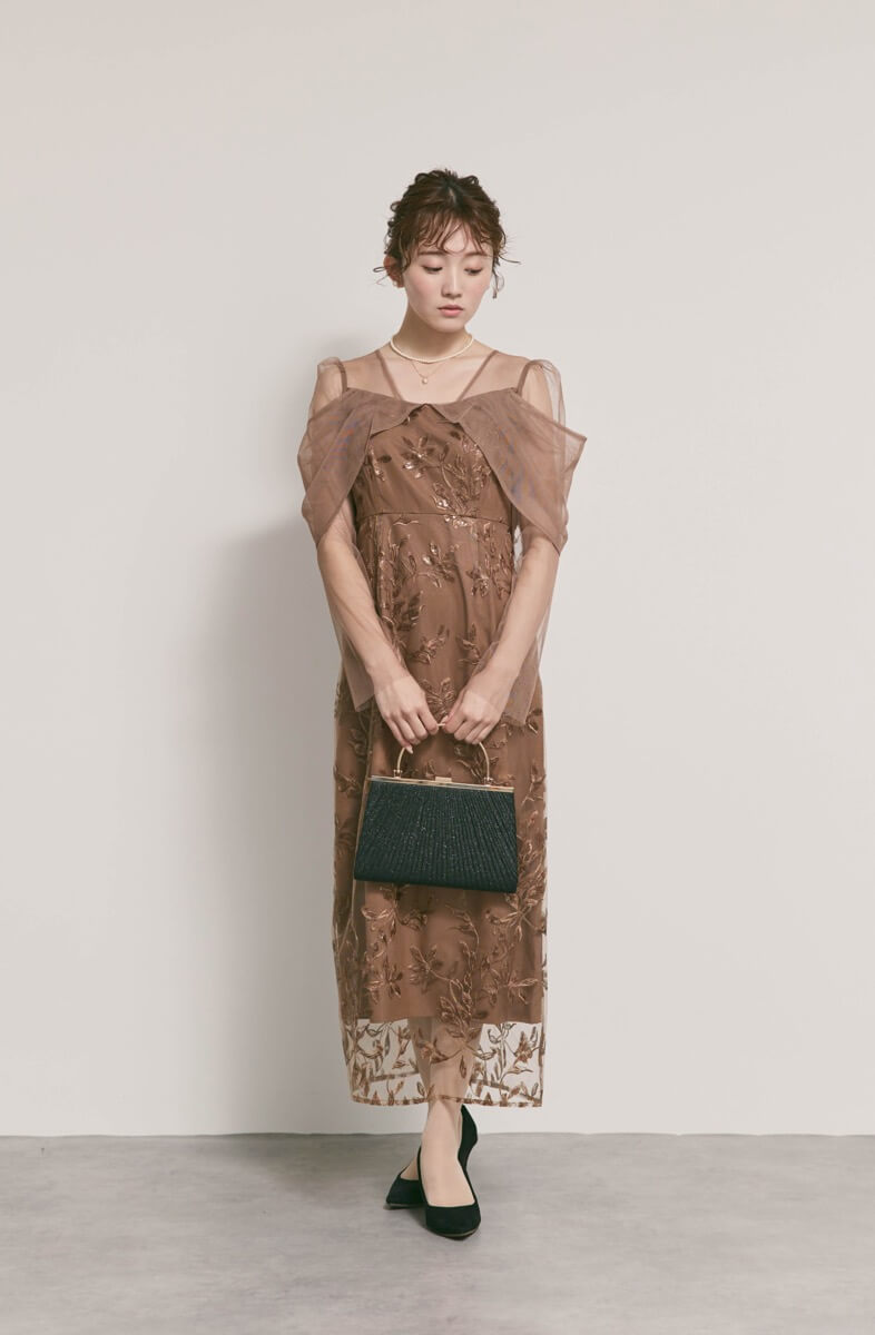 ブラウンのチュールスリーブIラインドレス