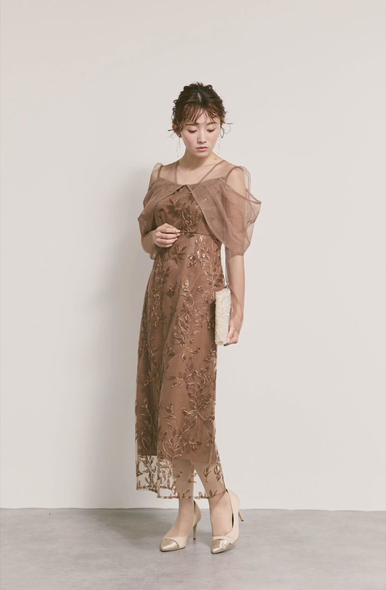 ブラウンのチュールスリーブIラインドレス