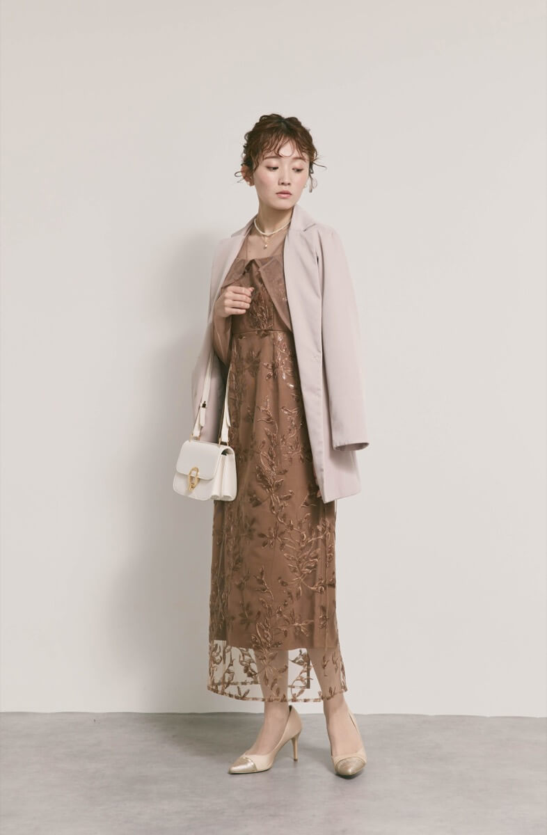 ブラウンのチュールスリーブIラインドレス