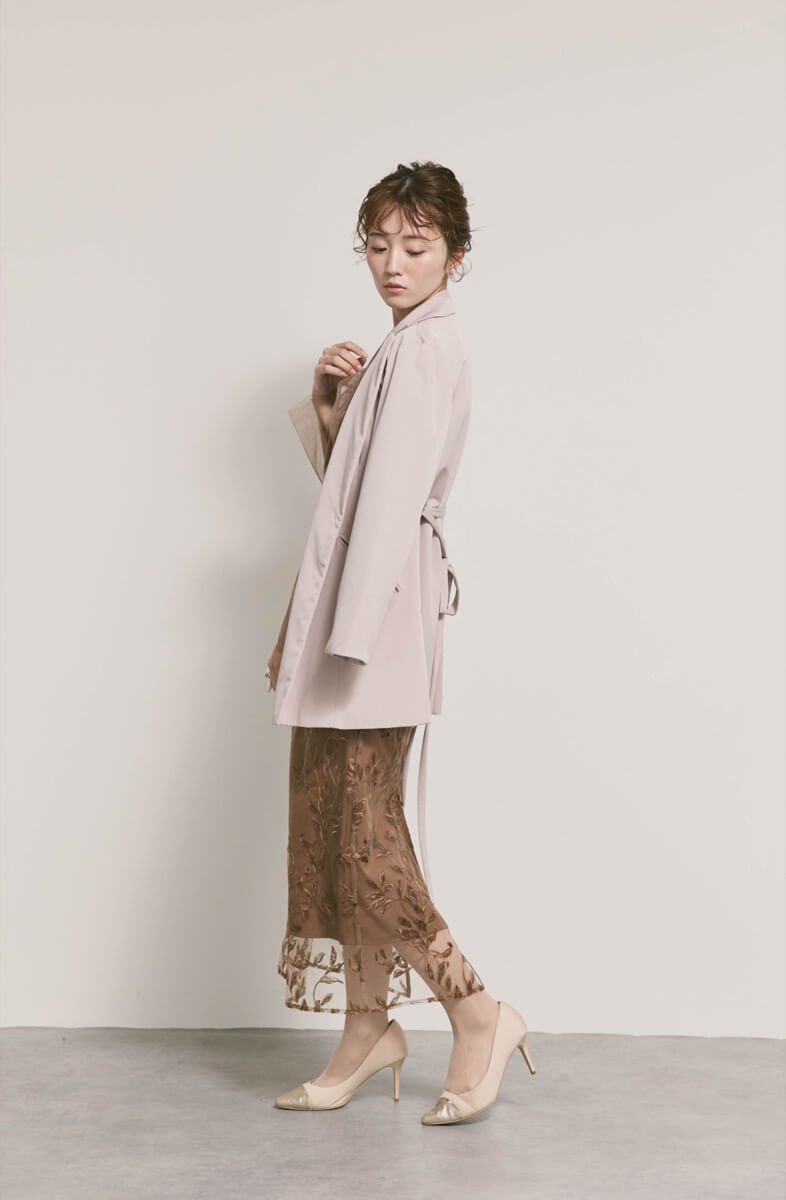 ブラウンのチュールスリーブIラインドレス