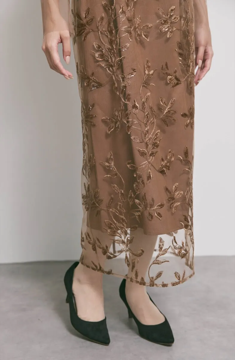 ブラウンのチュールスリーブIラインドレス