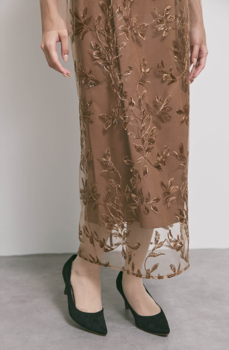 ブラウンのチュールスリーブIラインドレス