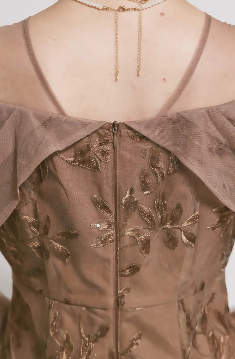 ブラウンのチュールスリーブIラインドレス