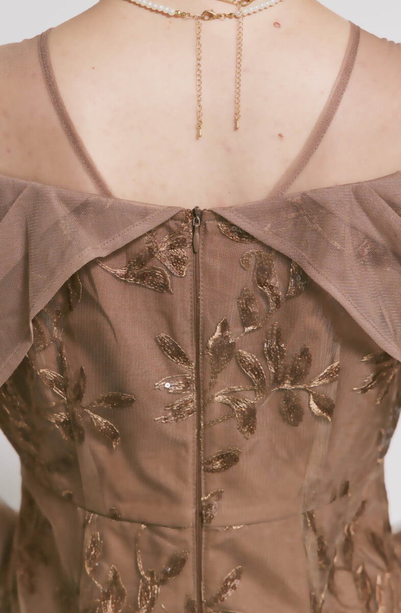 ブラウンのチュールスリーブIラインドレス