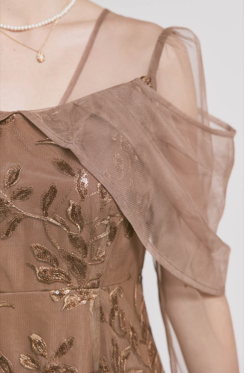 ブラウンのチュールスリーブIラインドレス