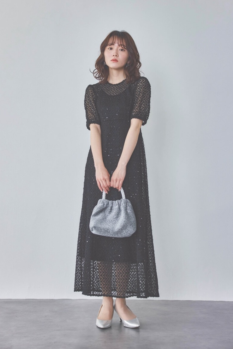 ブラックのスパンコールレースドレス