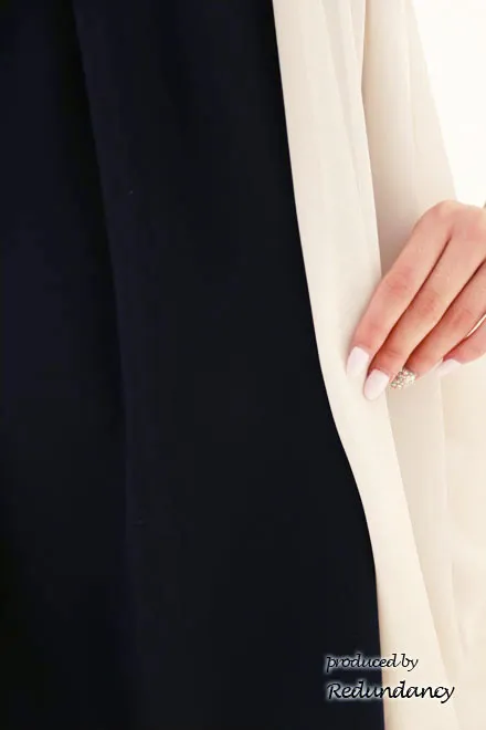 ネイビー×ホワイトのアームスリットシフォンドレス