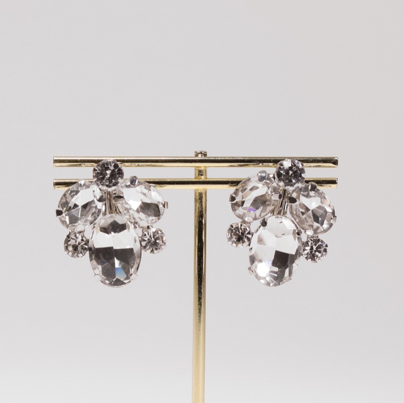 ビジュー付きイヤリング(シルバー)