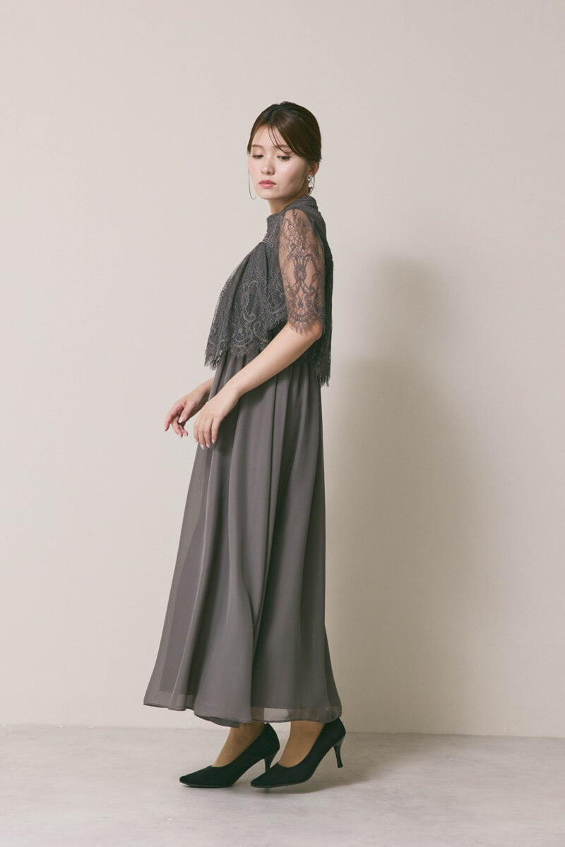 チャコールグレーの授乳口付ハイネックレースドレス