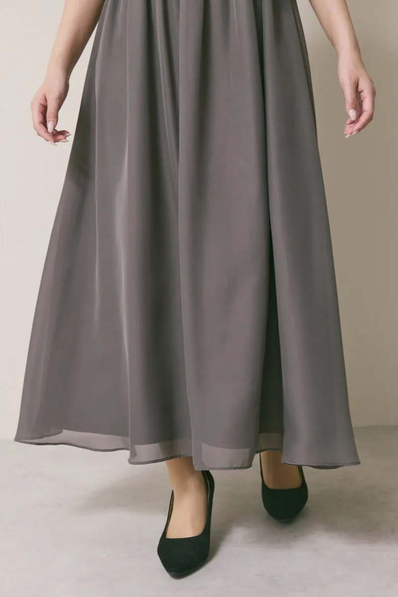 チャコールグレーの授乳口付ハイネックレースドレス