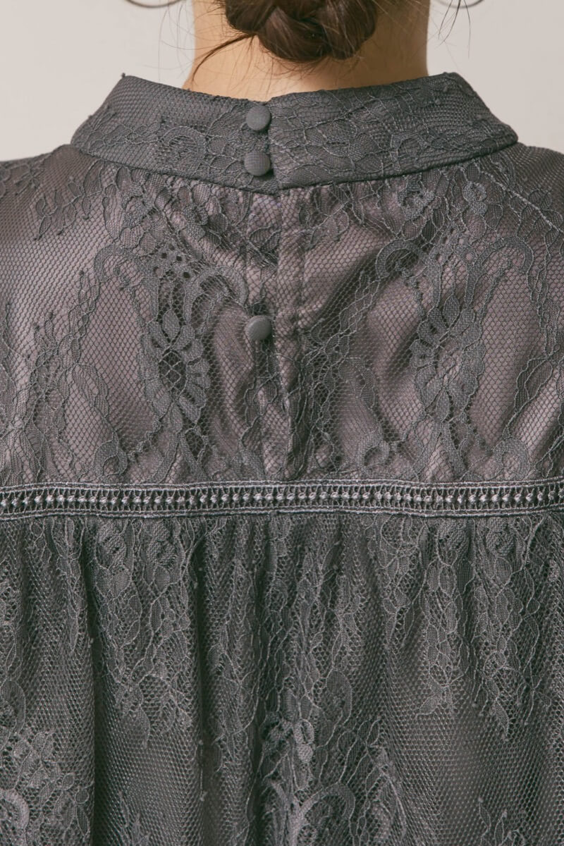 チャコールグレーの授乳口付ハイネックレースドレス