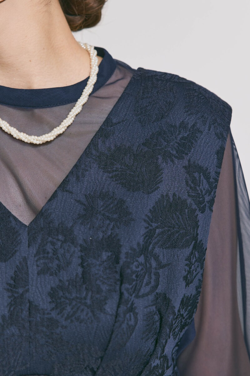 ネイビーのジャガードIラインドレス