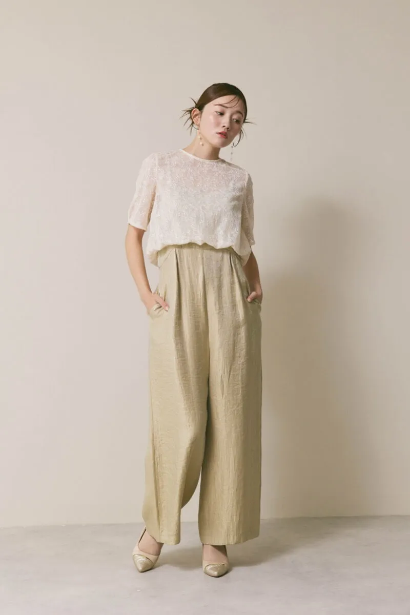 ベージュのバルーンデザインパンツドレス