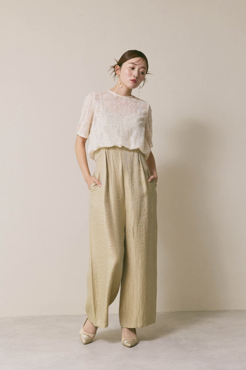 ベージュのバルーンデザインパンツドレス